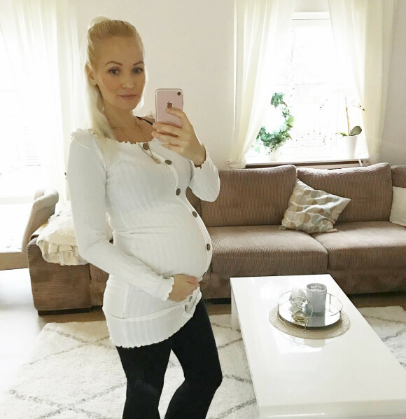 NOE PÅ GANG: Her poserer mamma stolt – med baby nummer ni i magen. Foto: My baby dolls, Instagram/ Privat NOE PÅ GANG: Her poserer mamma stolt – med baby nummer ni i magen. Foto: My baby dolls, Instagram/ Privat
